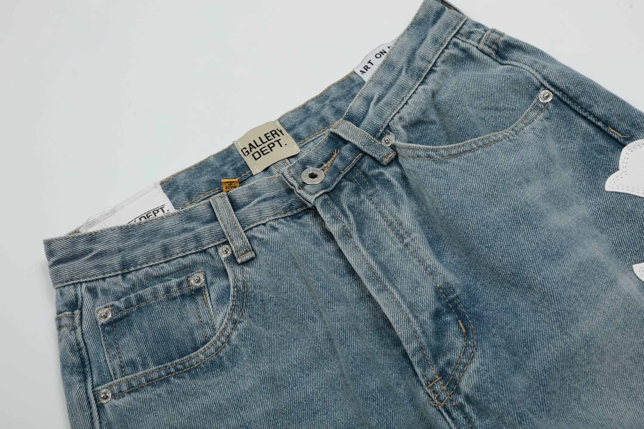 #8146 P290💰 Independent GALLERY DEPT. Vintage multi-leather spliced cross loose washed flared jeans - truly restore the ultimate texture of Vintage - original hardware accessories washed and other elevators, QR code analysis are all purchased from the original factory, high degree of restoration, you are welcome to compare with a certain product~ - Three-dimensional version Loose and comfortable, not picky about the body shape, taller and slimmer, factory Seiko, original factory quality control, same style for men and women, can be matched with couples, versatile recommendation, must-have jeans for all seasons -Size: 28 30 32 34 36
